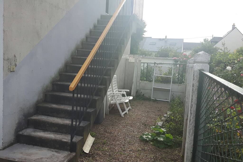 Jardin avec deux transats, un jeu de flechette sur demande