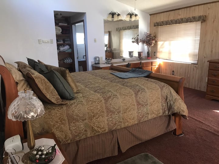Dormitorio principal en la planta superior con una cama tamaño king