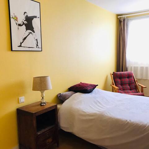 Jolie chambre au calme dans maison avec jardin