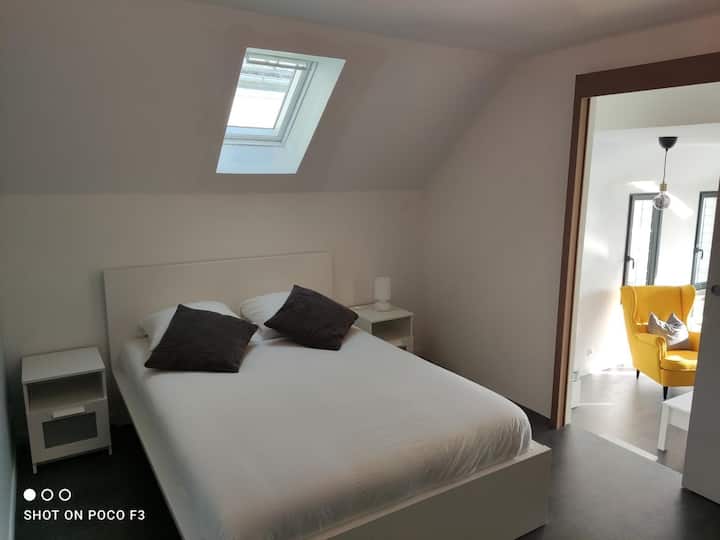 Habitación número 1: con cama de 2 plazas con ropa de cama de calidad (octubre 2021), 2 mesitas de noche, cómoda 3 cajones, escritorio, cortina opaca.   