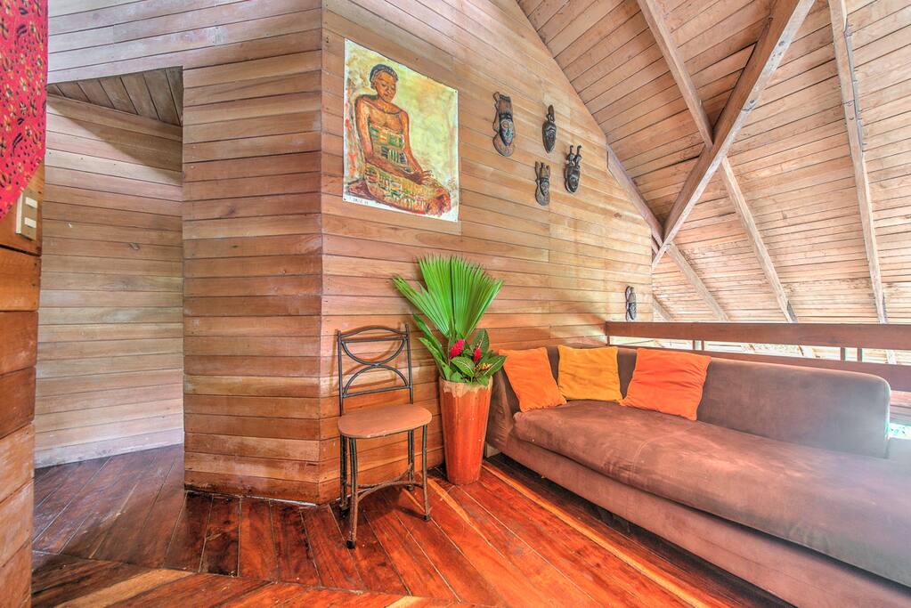 Small lounge (Private Rooms only)