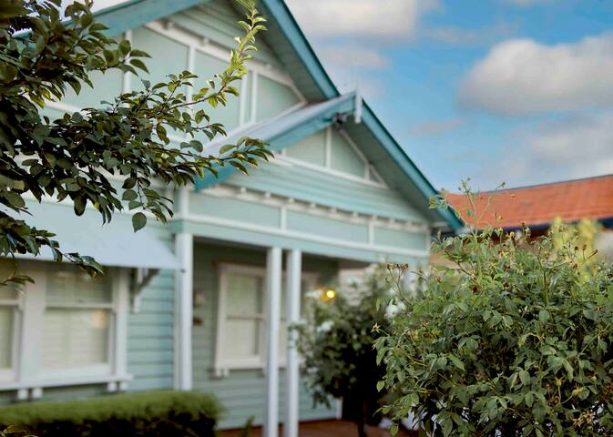 Spacious Family Oasis |4BR 3BA| Footscray near CBD gallery image 3