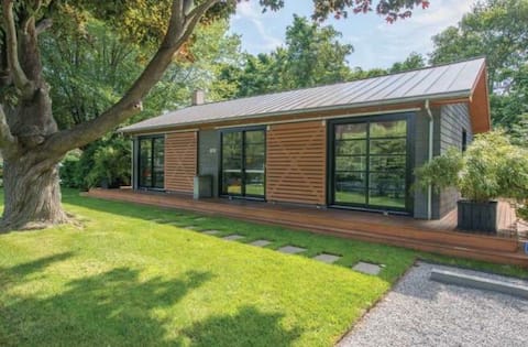 East Hampton (walking distance to village)