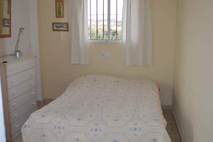 Chumba cha kulala chenye kitanda cha sentimita 140