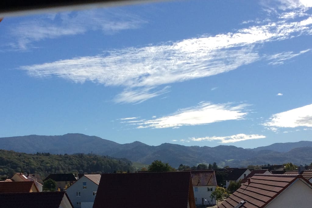 Schöner Ausblick, man ist gleich im Grünen und ein Spielplatz ist direkt nebenan