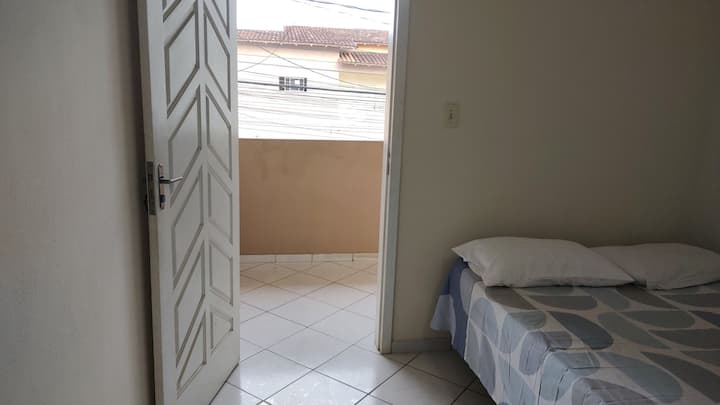 Балкон во спалната соба со поглед на улица.
Со тавански вентилатор и клима уред.
Обезбедувам постелнина за подобро да ви служам.