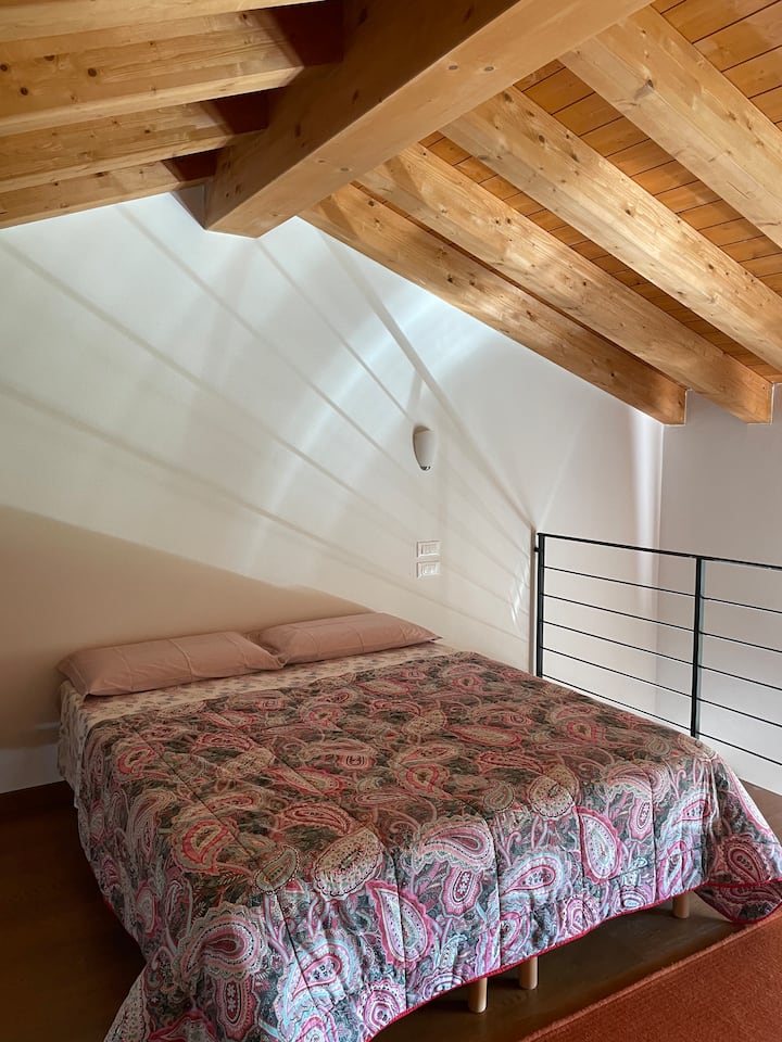 Ორი ერთადგილიანი საწოლი ლოფტის ტერიტორიაზე 