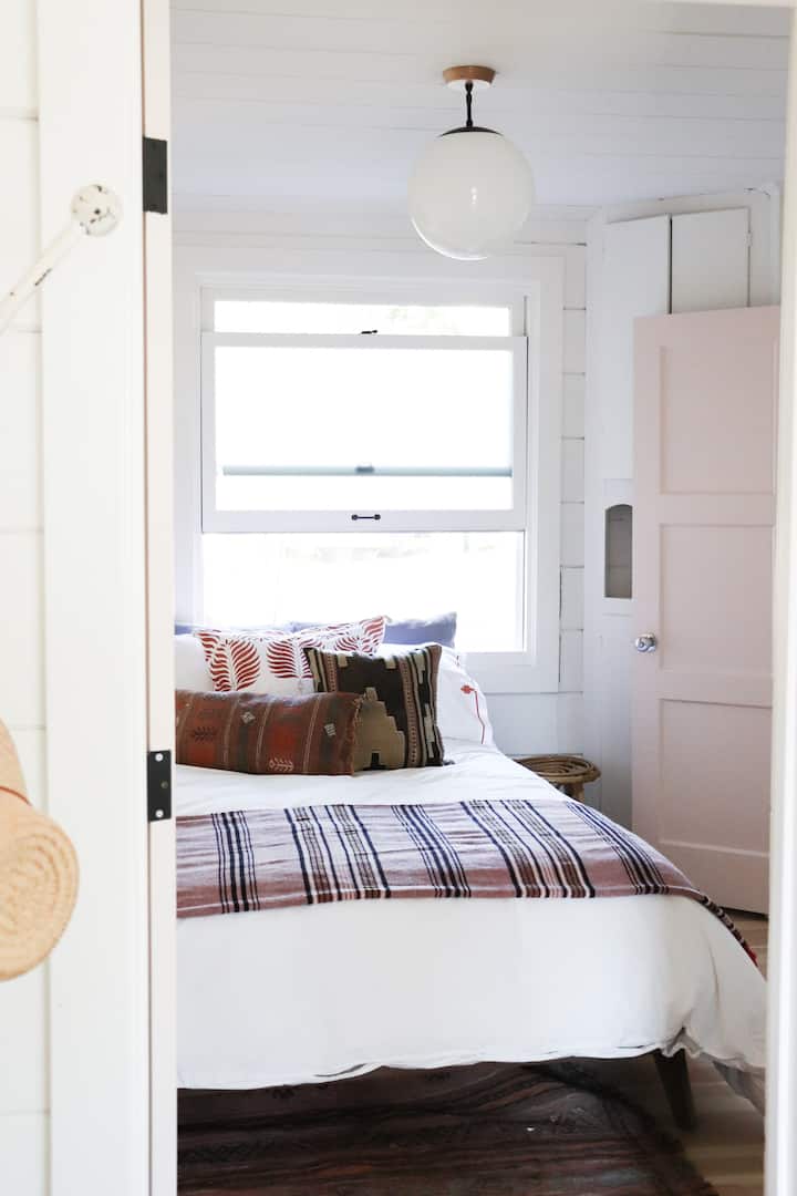 ห้องนอน 2 ในดิพซีพร้อมเตียงควีนไซส์และห้องน้ำเต็มรูปแบบและตู้เสื้อผ้า