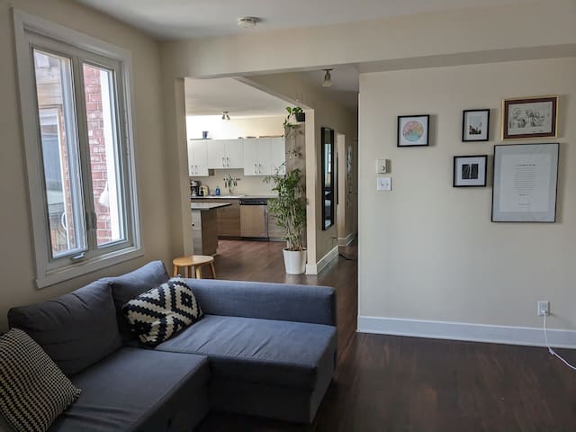 Best group apartment Downtown Montreal (3-BDRM) gallery image 2