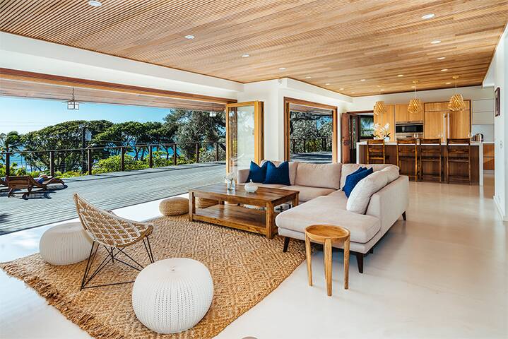 Spacious Modern Oceanview Hawaiian Barefoot Luxury gallery image 3