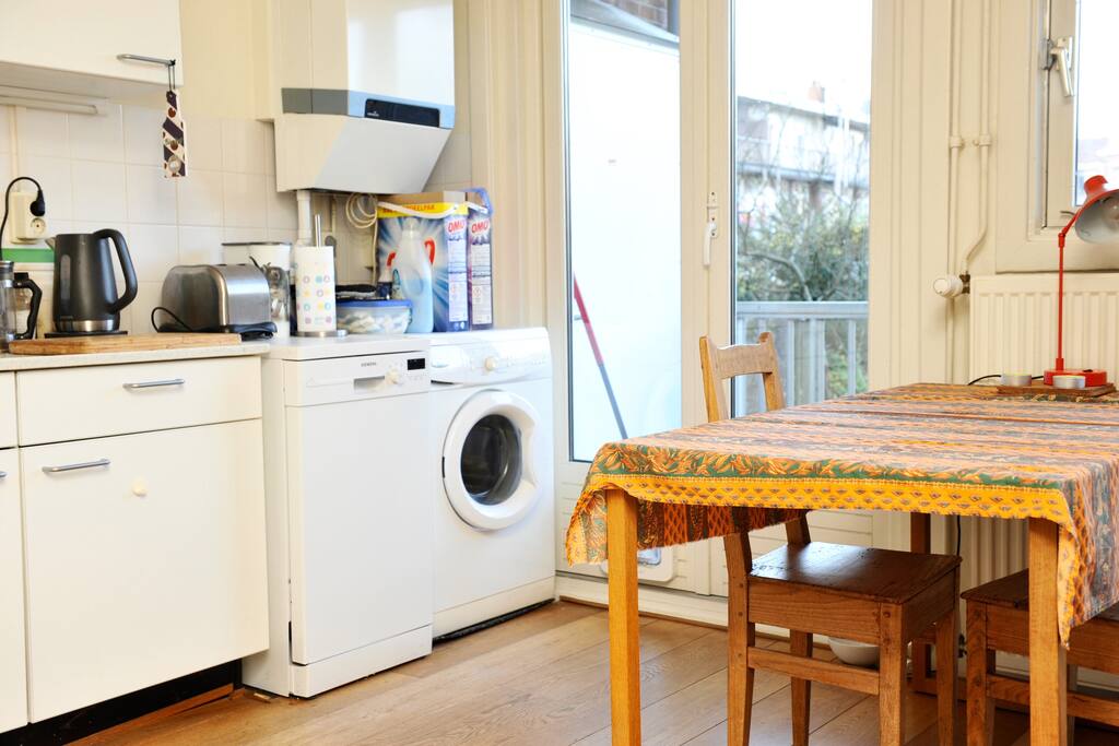 equipped kitchen with access to the balcony