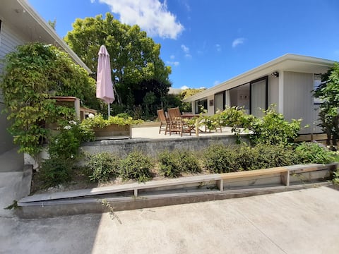 Sunny, modern and close to Richmond