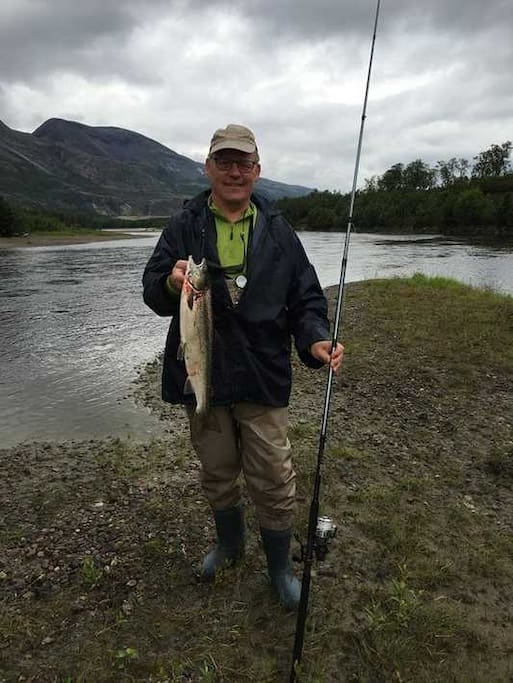 Fishing in Lakselva only 200m from the apartment.
