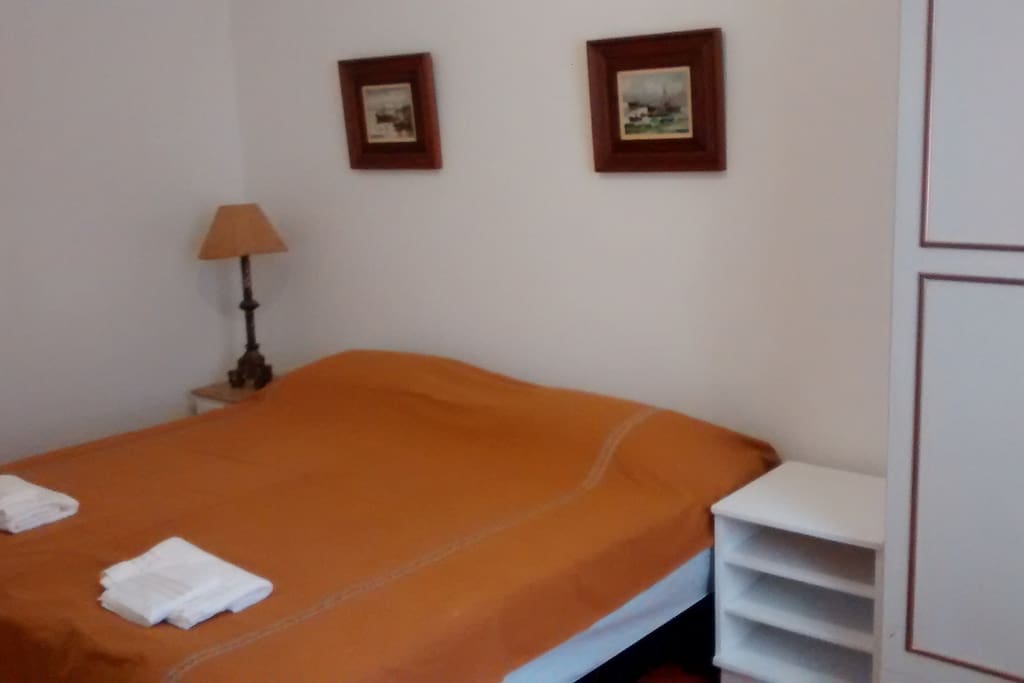 Quarto com duas camas juntas no formato casal