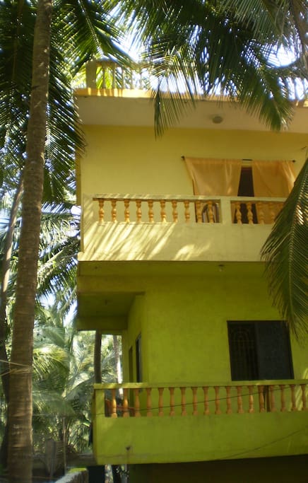 Top apartment facing the beach.