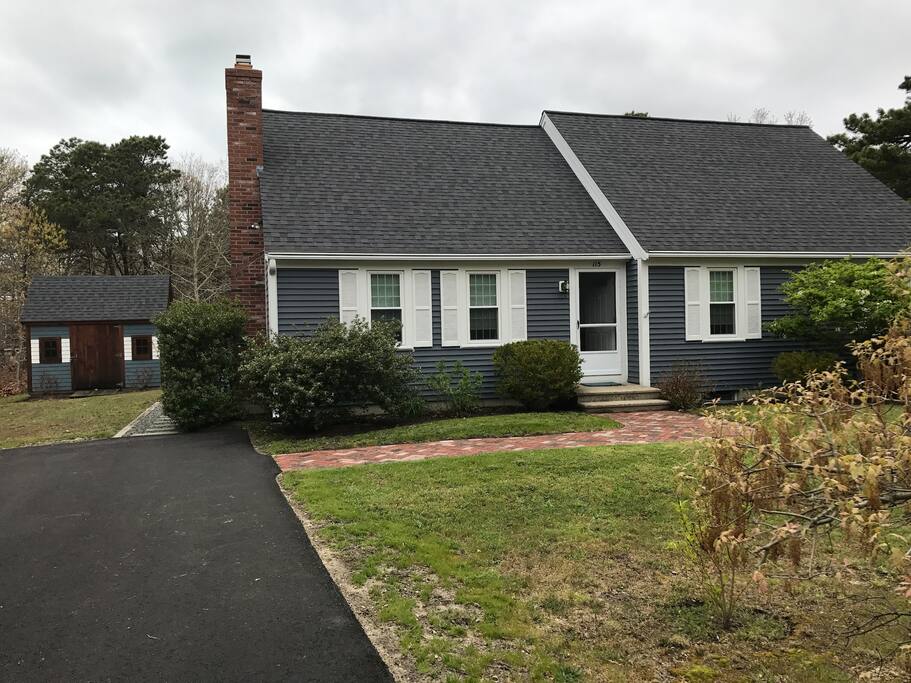 Front of house in nice neighborhood