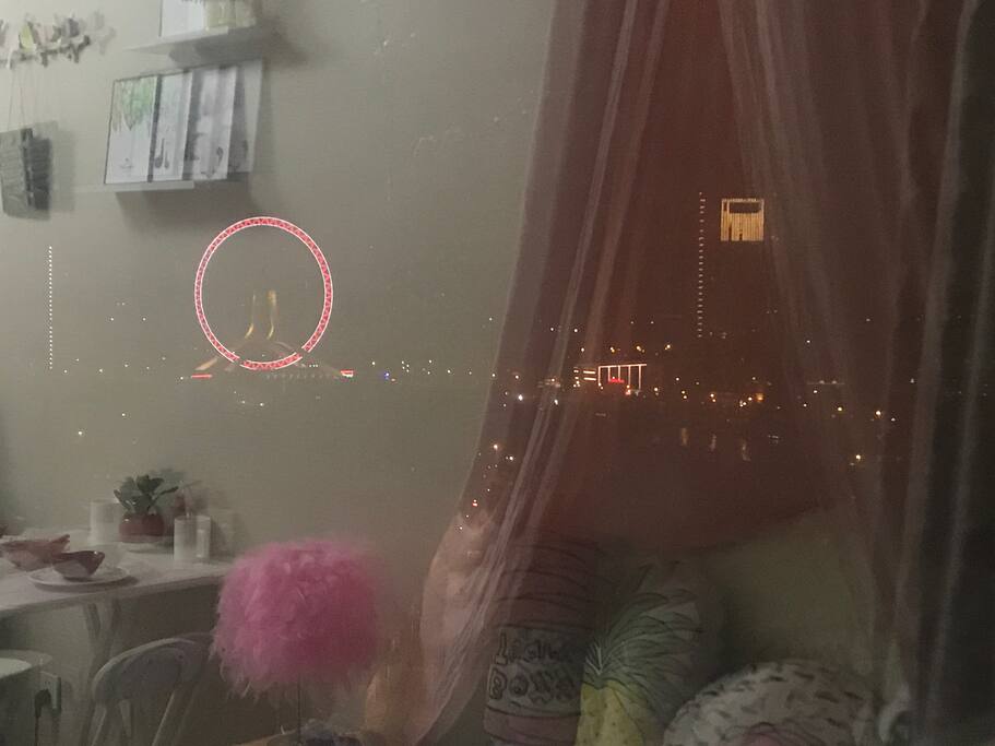 躺在床上就可以欣赏摩天轮的梦幻夜景