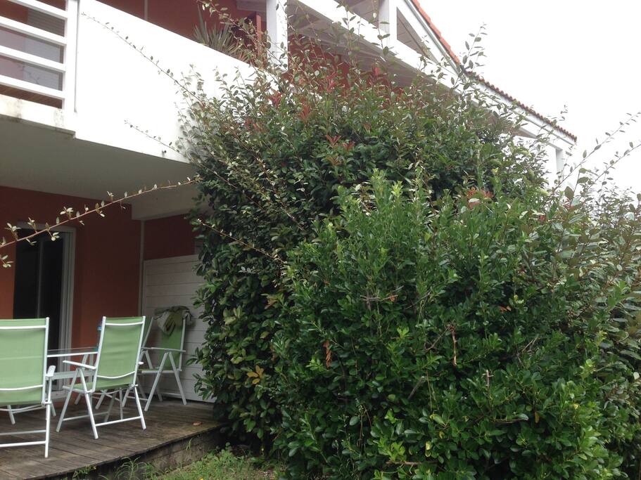 Terrasse de l'appartement à 5 m de la piscine