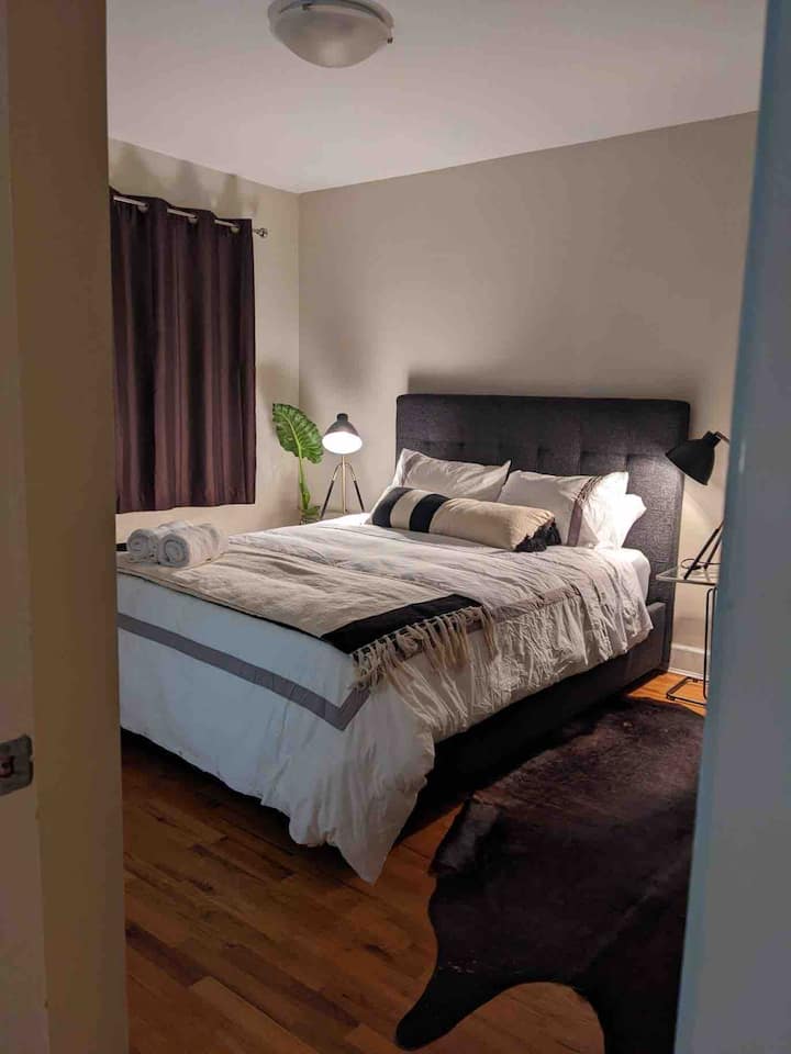 1号卧室，配备标准双人床和套房