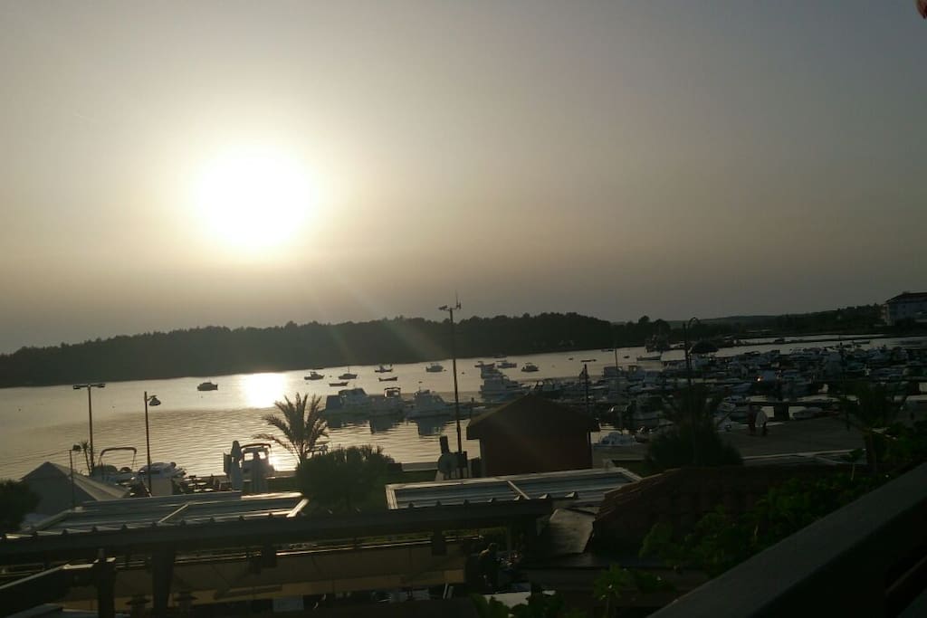 Sonnenuntergang über dem wunderschönen Hafen