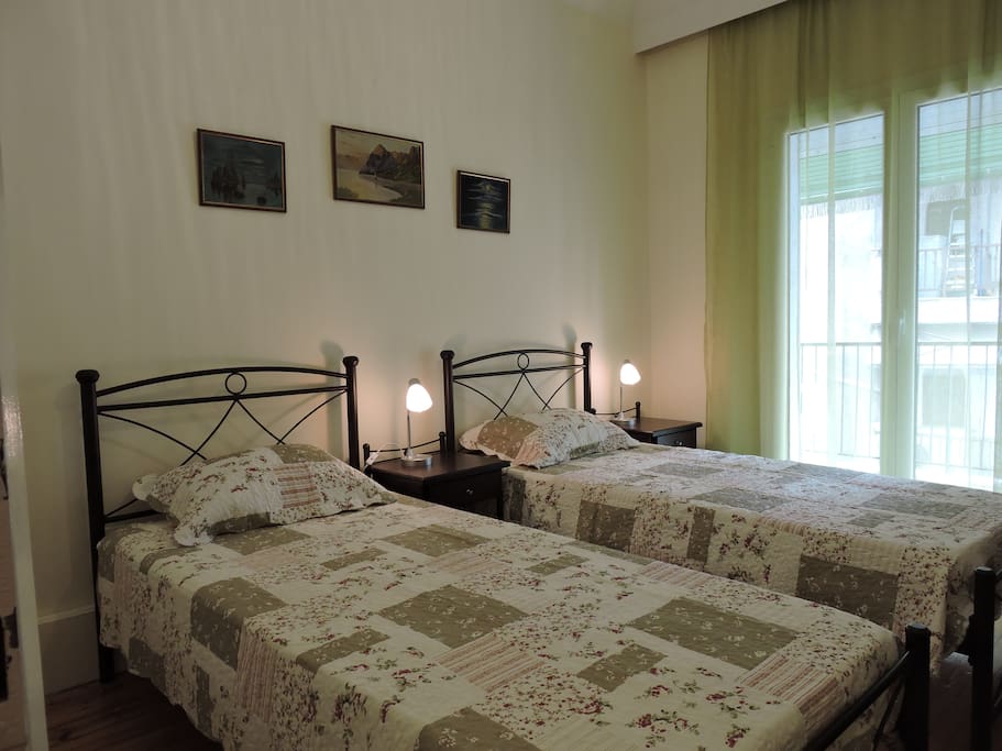 The second bedroom with the two single beds.
Το δεύτερο υπνοδωμάτιο με τα δύο μονά κρεβάτια.