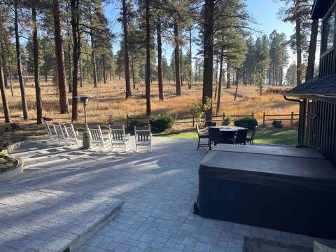 Whiskey Pines: forest view w/hot tub