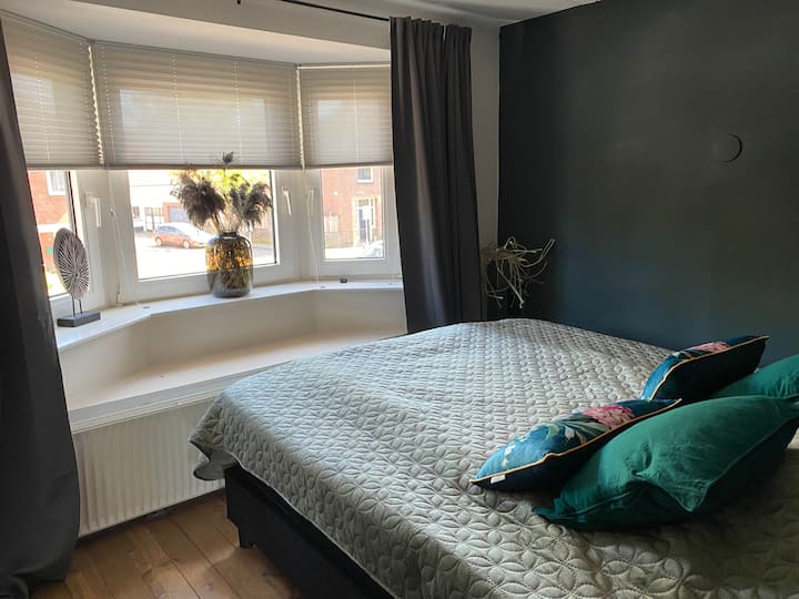 Slaapkamer grenzend aan de masterslaapkamer met 2ps boxspring 
Deze is alleen bereiken via de masterslaapkamer 