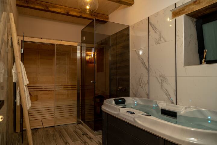 Villa Bespoke, sea view, heated pool, jacuzzi, 2BD gallery image 2