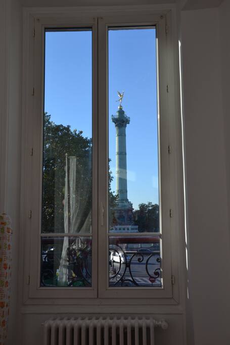 Vue sur la colonne de Juillet par une des fenêtres de la chambre