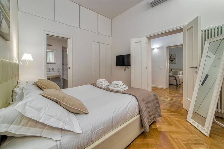 Spanish Steps Prestige Apartment – City Center gallery image 3
