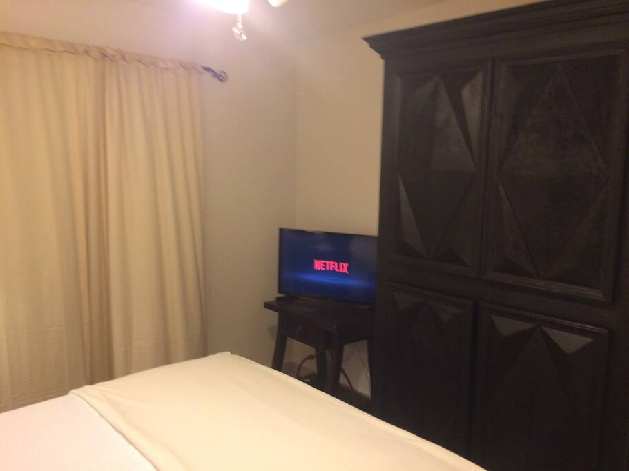 Tv con Netflix y armario