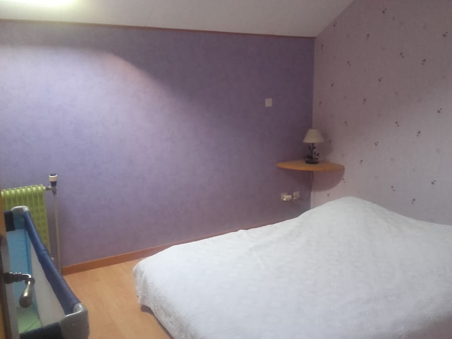 2ème chambre : lit 140 et comme sur la photo éventuellement lit BB