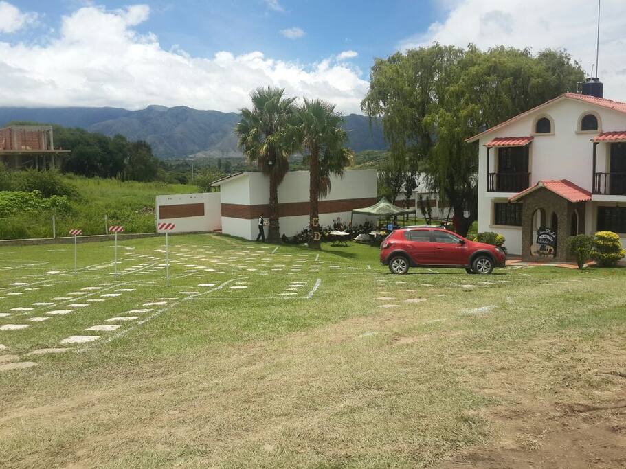 Frente de la casa y zona de parqueo