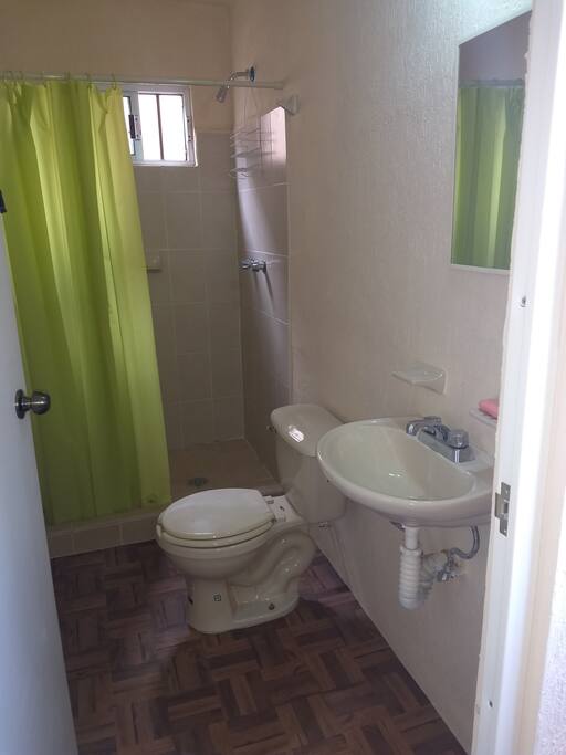 Baño completo con toallas, jabón de tocador, jabón de manos y shampoo.