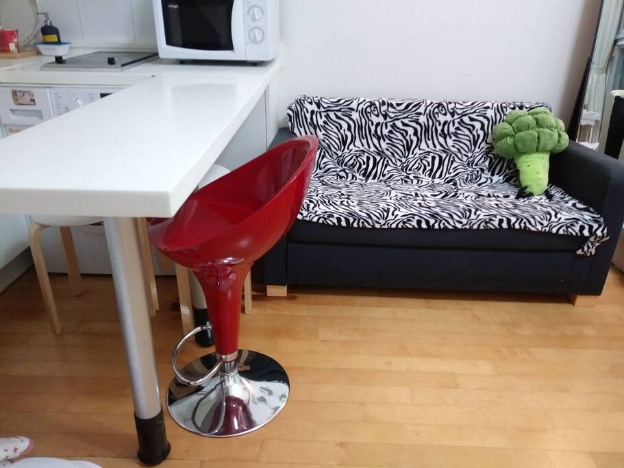 A sofa bed is very useful~!
소파베드가 있어 소파 겸 필요시 침대 매트로 다양하게 활용하실 수 있어요!