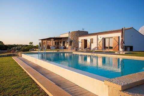 Villa Ella SalentoSealovers with pool by the sea
