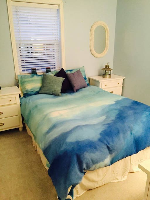 Master Bedroom 1 queen size bed