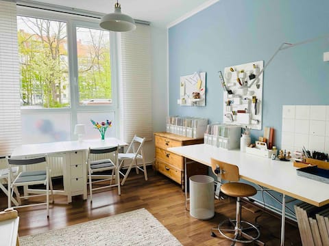 Beliebte Airbnb-Anzeige: Stay in an artist's studio in List
