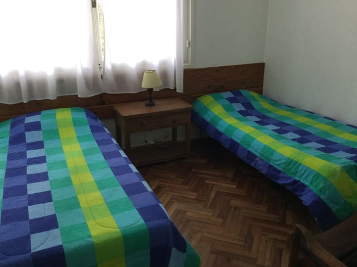 Dormitorio con 2 camas individuales