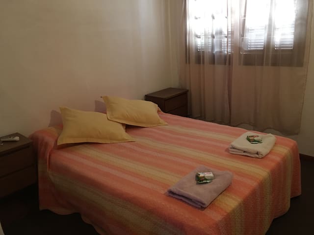 Ambiente  cómodo, a pocas cuadras de la rambla!!