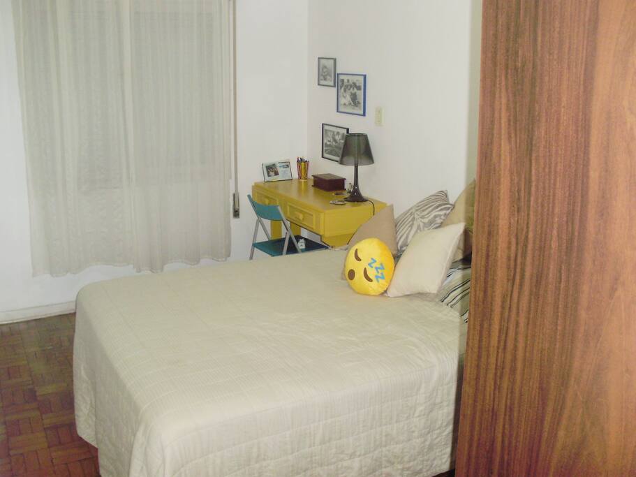 Uma foto do quarto com edredom, para quanto estiver frio.