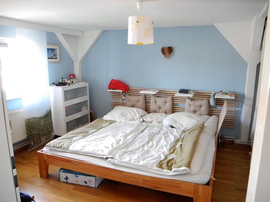 Gemütliches Schlafzimmer mit großem 2x2m Bett (eher harte Futonmatratze)
