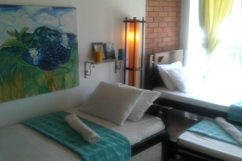 cuarto para 3 o 4 personas, con baño privado.