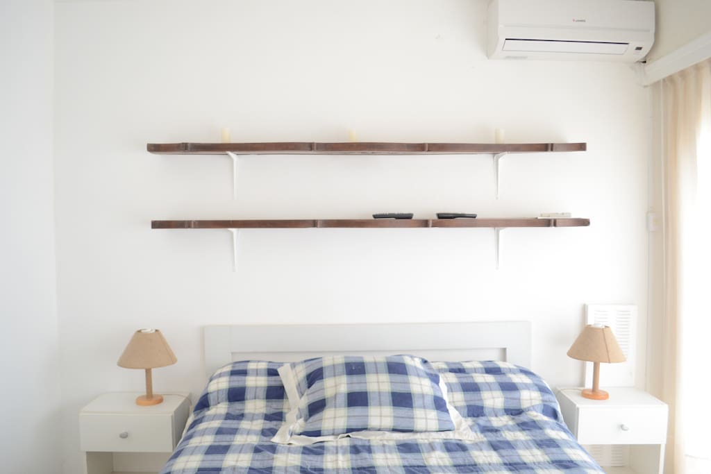 Cuarto principal con TV y AC