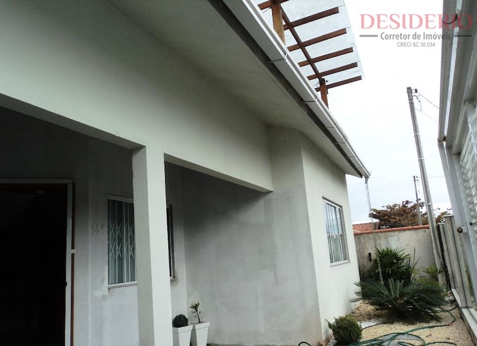 Frente da casa com jardim
