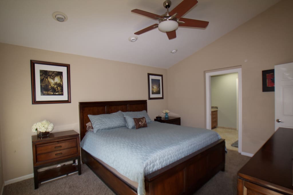Master Bedroom Cal King Bed (smart TV & en suite)