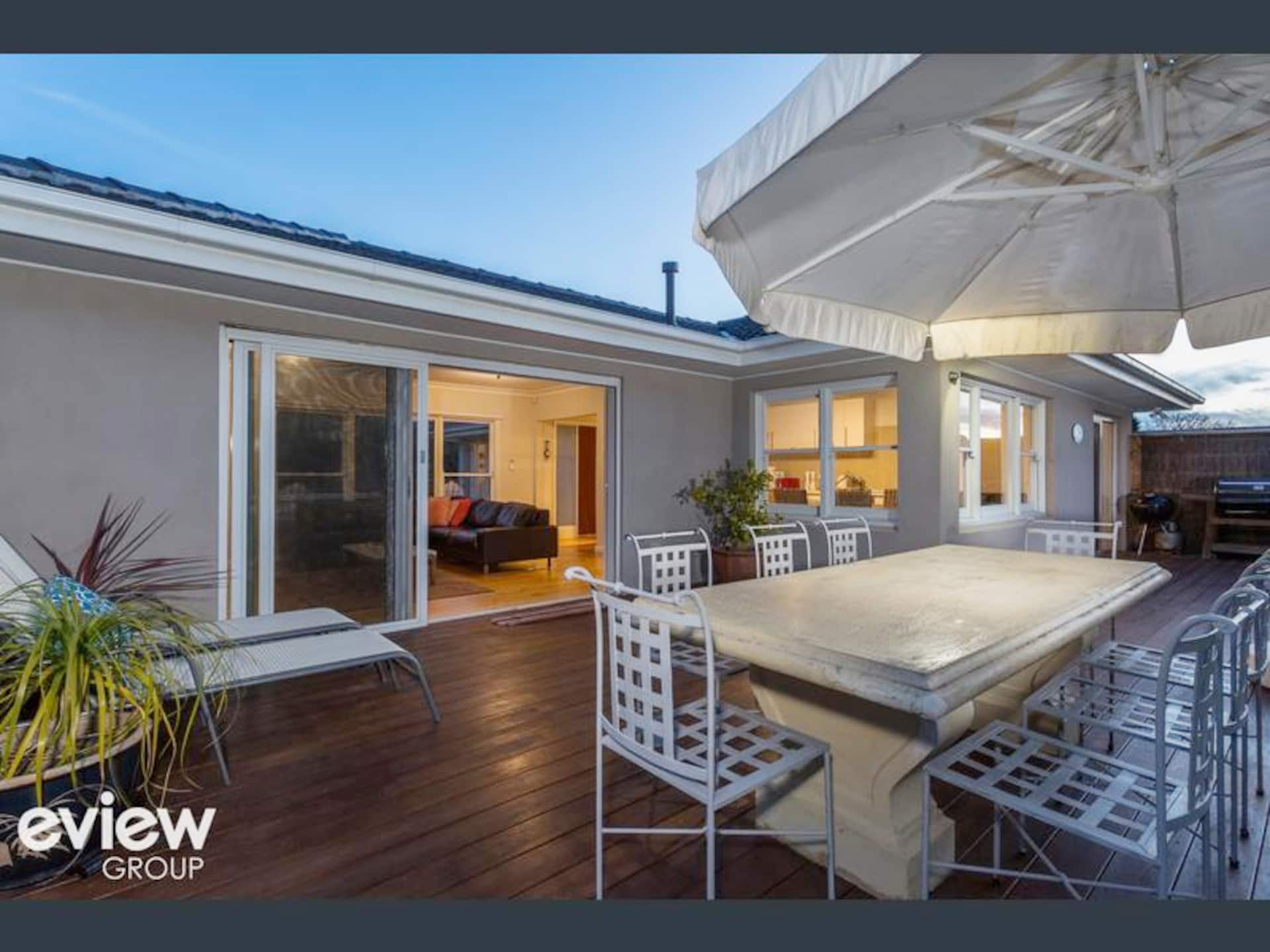 Coastal Charm: Pet-Friendly, Fire Pit, Beach 100m!