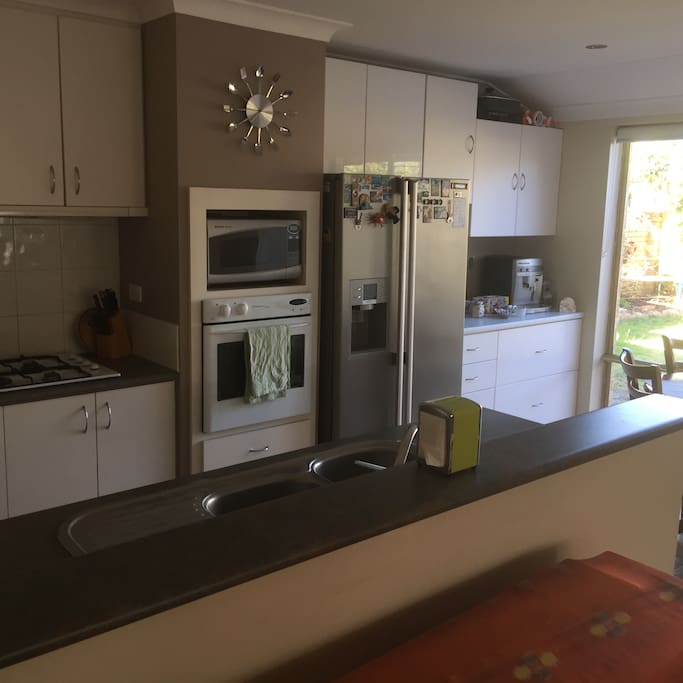 Shared kitchen for guest use, incl dishwasher and fridge with water and ice dispenser.