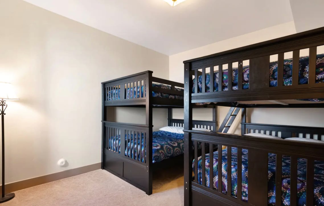 En la planta baja: dormitorio con 2 literas tamaño queen (4 camas tamaño queen).