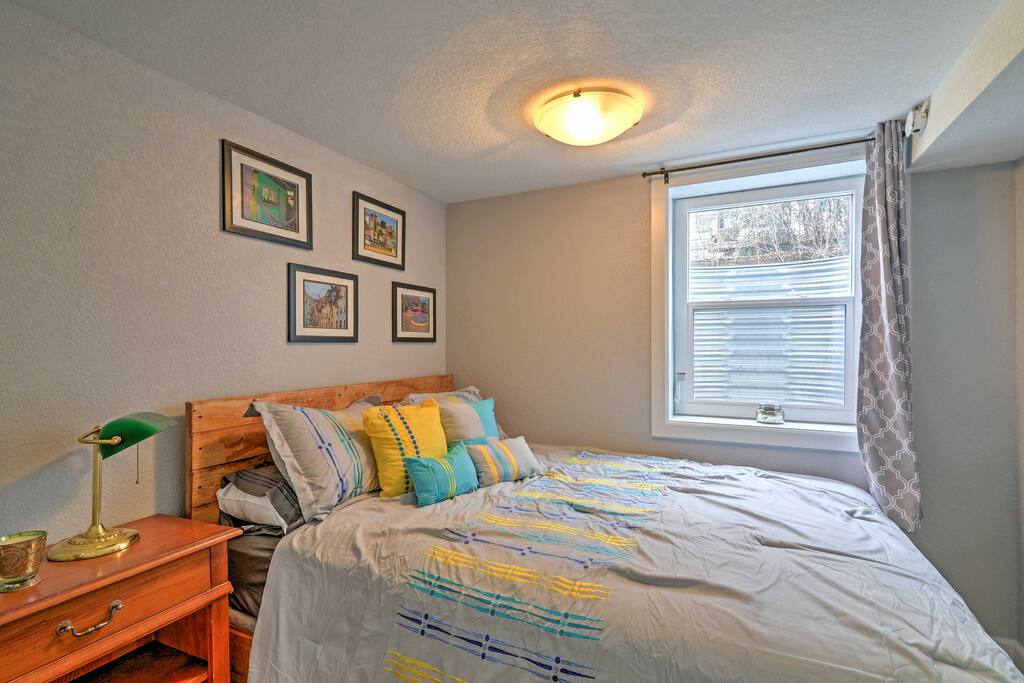 Bedrooom 1 (Queen Bed)
